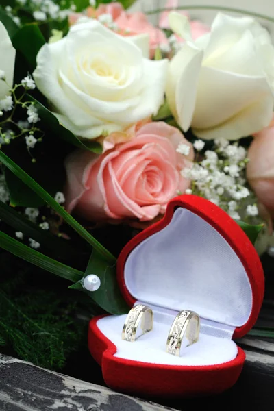 Ramo de bodas y anillos de oro — Foto de Stock