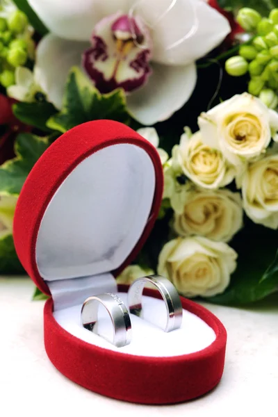 Bruiloft boeket en gouden ringen — Stockfoto