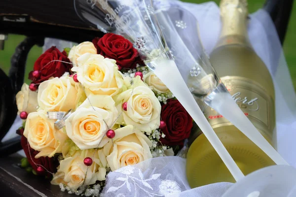 Bouquet de mariage et bagues dorées — Photo