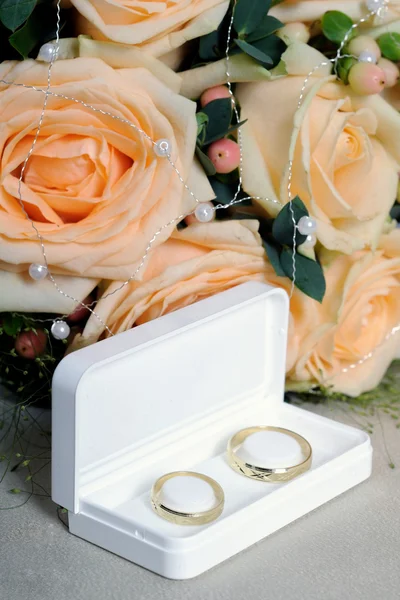 Bruiloft boeket en gouden ringen — Stockfoto