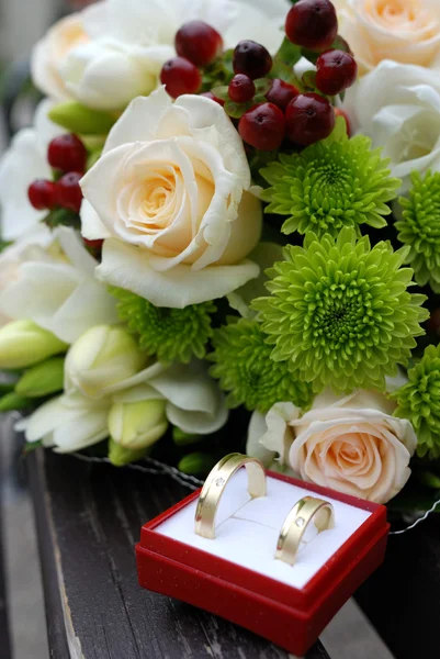 Bröllop bukett och gyllene ringar — Stockfoto