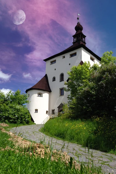 Nowy zamek i księżyc w Banská Štiavnica, slovakia unesco — Zdjęcie stockowe