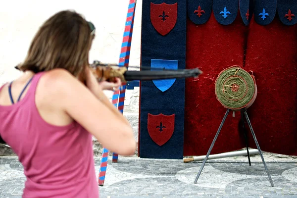 Girl shoots of pieces to the target — Stock Photo, Image
