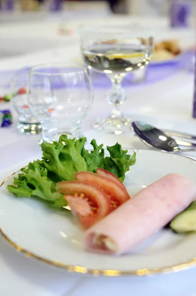 婚礼简单的下酒菜和餐垫 — 图库照片