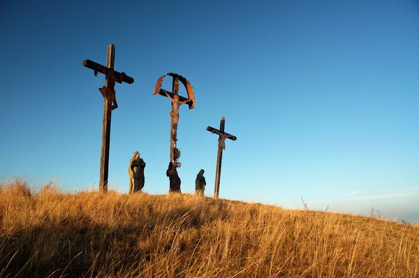 Three crosses on Calvary - the yellow grass and blue skies, Horna Roven — Stock Photo, Image