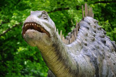 açık bir namlu ve keskin dişleri ile dinozor