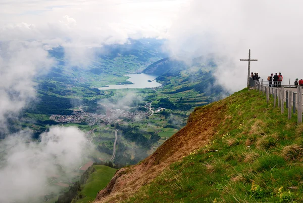 En trä cross stående ovanpå rigi berg i Schweiz — Stockfoto