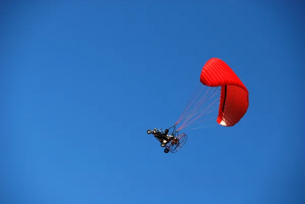 Moto skärmflygning med blå himmel — Stockfoto