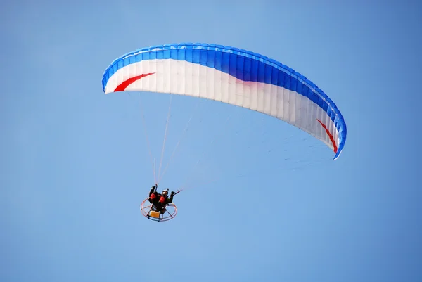 Moto paragliding z błękitnego nieba — Zdjęcie stockowe
