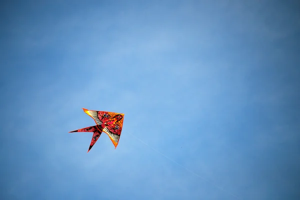 Mavi gökyüzünde uçan uçurtma — Stok fotoğraf