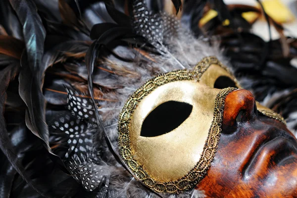 Золотая маска с перьями — стоковое фото