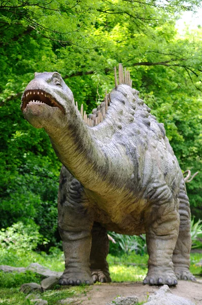 Açık bir namlu ve keskin dişleri ile dinozor — Stok fotoğraf