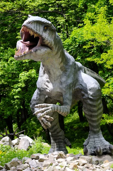 Dinossauro com um focinho aberto e dentes afiados — Fotografia de Stock