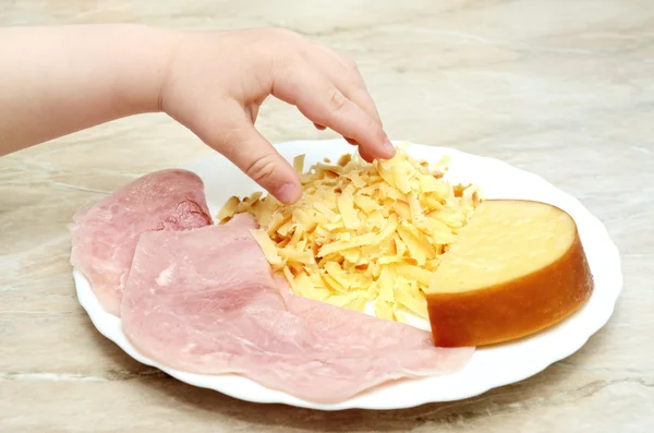 Mão de bebê e queijo com presunto — Fotografia de Stock
