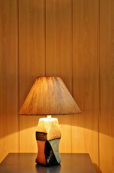 Маленькая лампа на тумбочке — стоковое фото