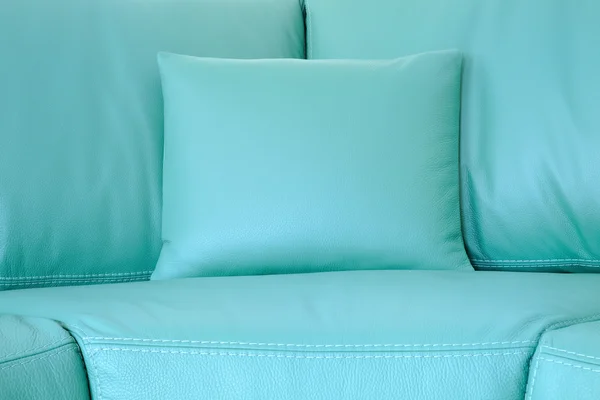 Detalle sofá de cuero con almohada — Foto de Stock