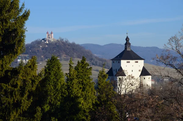 Új kastély és a Kálvária-Banská Štiavnica — Stock Fotó