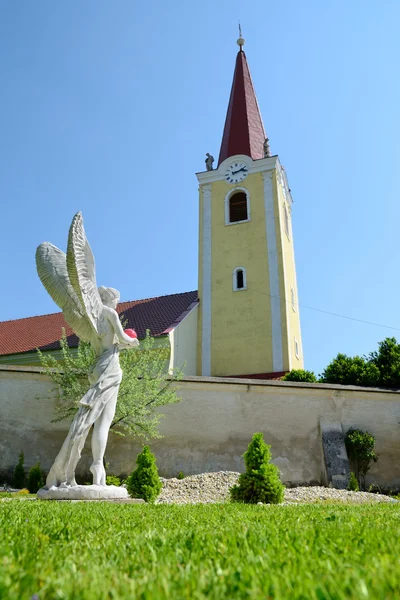 Katholieke kerk in het dorp malzenice, Slowakije — Stockfoto
