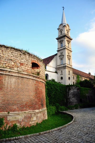 ショプロン、古い歴史的な壁には教会 — ストック写真