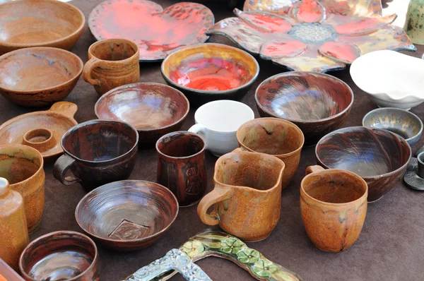 Tradiční hliněné nádoby, sklenice a talíře — Stock fotografie