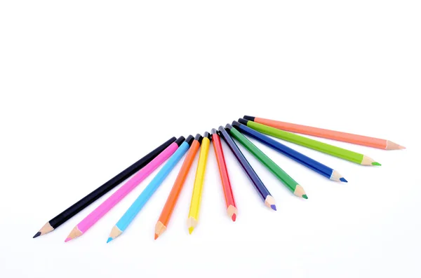 Цветные карандаши для детей на белом фоне — стоковое фото
