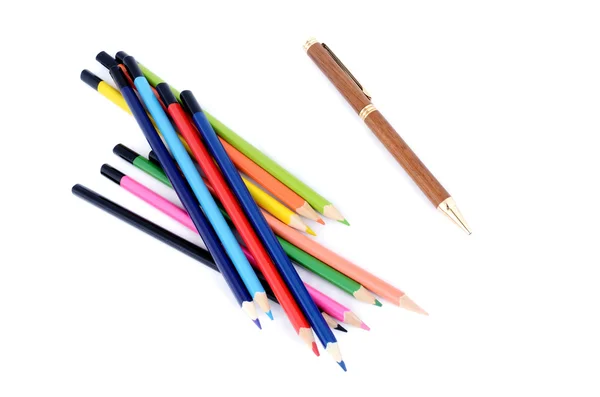 Lápices olores y bolígrafos de madera para niños aislados sobre fondo blanco —  Fotos de Stock