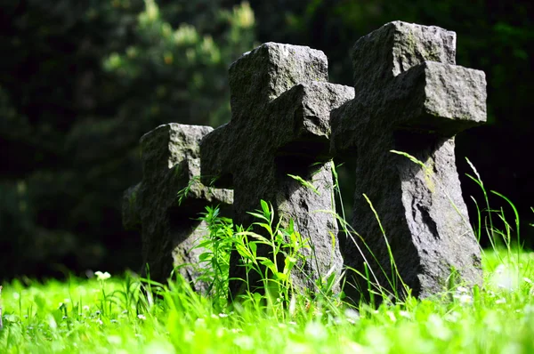Три каменных креста на кладбище — стоковое фото