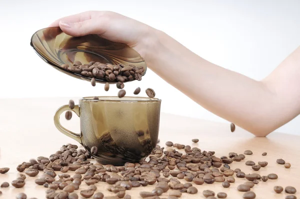 Mãos derrama café em uma xícara de café — Fotografia de Stock