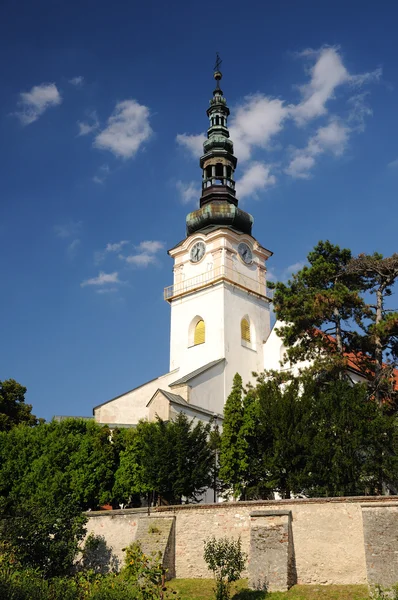 Chiesa cattolica in città Nove mesto nad Vahom, Slovacchia — Foto Stock
