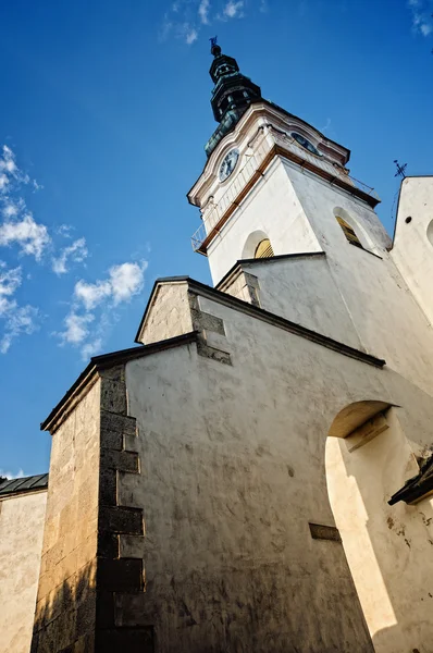 市街ノベ メスト nad vahom、スロバキアのカトリック教会 — ストック写真