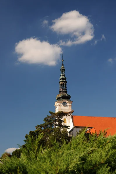 Iglesia católica en la ciudad Nove mesto nad Vahom, Eslovaquia —  Fotos de Stock