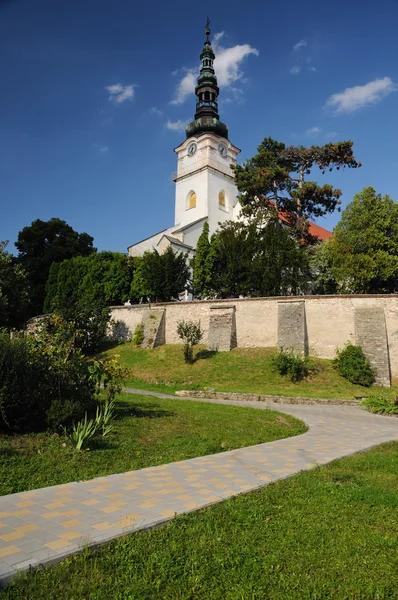 Katolikus templom a város nove mesto nad Váhom, Szlovákia — Stock Fotó
