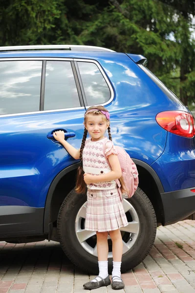 Молода дівчина з рожевим рюкзаком готова йти до школи — стокове фото