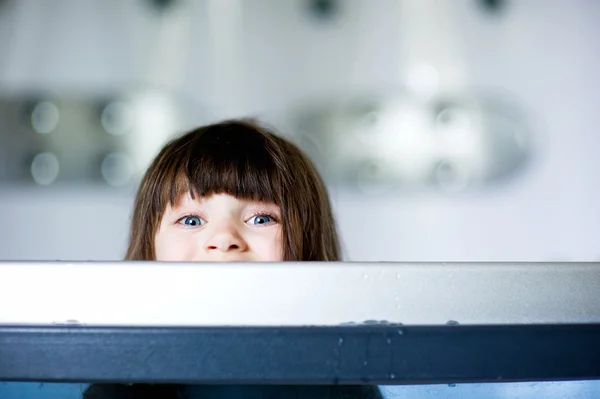 Child girl plays in a bathtub — Stock Photo, Image