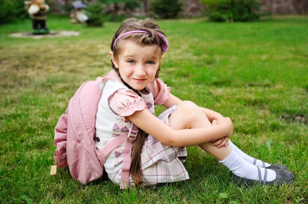 Giovane ragazza con zaino rosa pronto per la scuola — Foto Stock