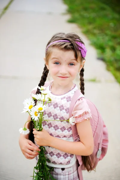 年轻女孩用粉红色背包准备上学 — 图库照片