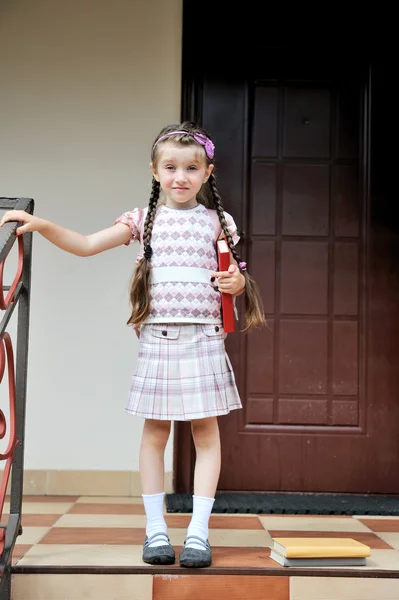 Молода дівчина з рожевим рюкзаком готова до школи — стокове фото