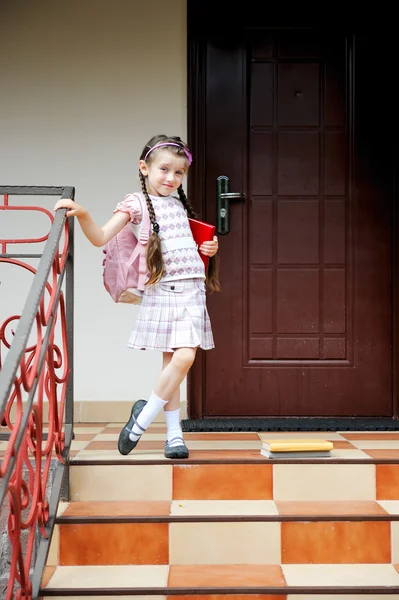 Молода дівчина з рожевим рюкзаком готова до школи — стокове фото
