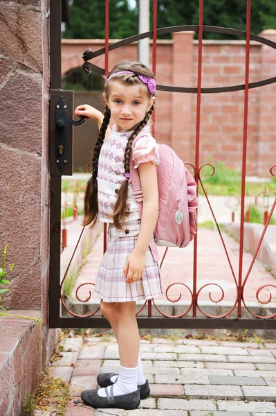 Pembe sırt çantası ile genç kız okuldan kalkacakmış. — Stok fotoğraf