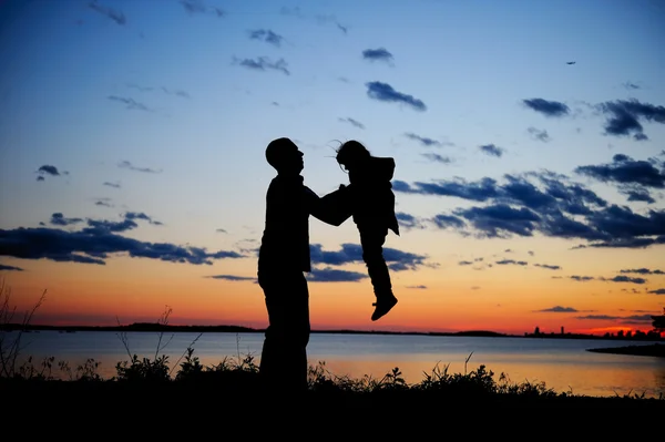 Silhuett av far och dotter i solnedgången — Stockfoto