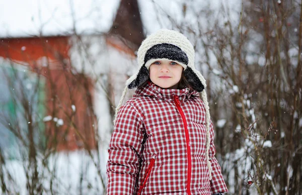 Портрет чарівної дівчинки в зимовому одязі — стокове фото