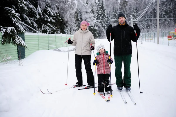 Les jeunes parents et leur fille font du ski nordique — Photo