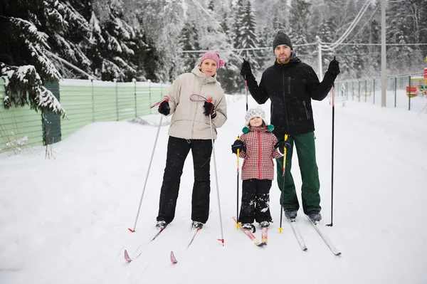 Unga föräldrar och deras dotter göra nordisk skidsport — Stockfoto