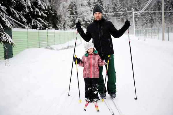 Joven padre e hija hacen esquí nórdico — Foto de Stock