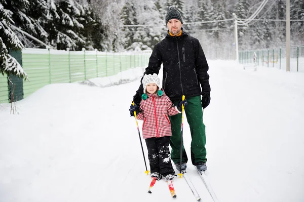 Mladý otec a dcera se severské lyžování — Stock fotografie