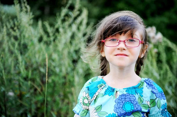 Портрет чарівної дівчинки в окулярах — стокове фото