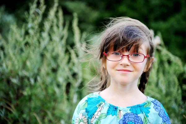 Retrato de menina adorável criança em óculos — Fotografia de Stock