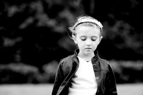 Retrato preto e branco de menina criança pensativa — Fotografia de Stock