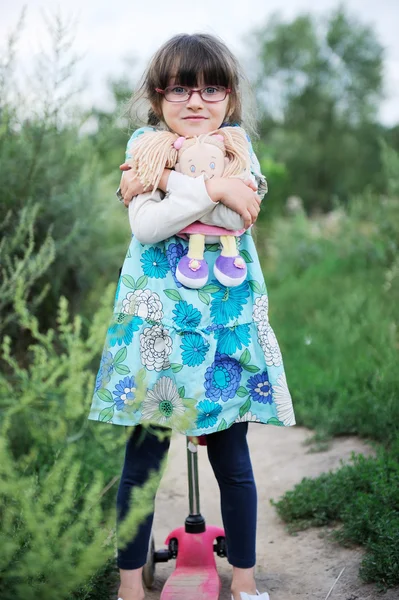 귀여운 어린이 여자 아기 인형 및 빨간 스쿠터 야외 포즈 — 스톡 사진