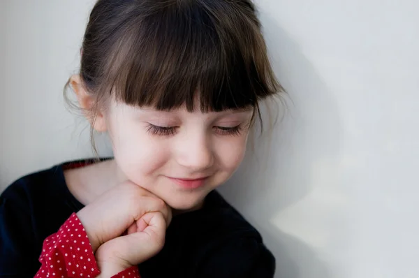 Een portret van schattige lachende kind meisje — Stockfoto